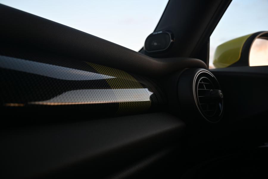 Детали интерьера Mini Cooper SE (F56) 2019 года  (WW) (фото 42 из 132)
